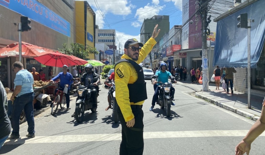 DMTT realiza ação educativa no Centro de Maceió no Dia Nacional do Pedestre