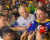 'Aqui, o nosso candidato é o JHC', afirma Flávio Bolsonaro ao chegar em Alagoas