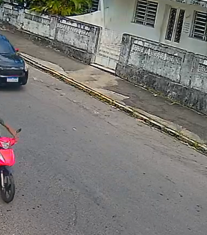 [Vídeo] Câmeras flagram furto de motocicleta em rua movimentada do Farol
