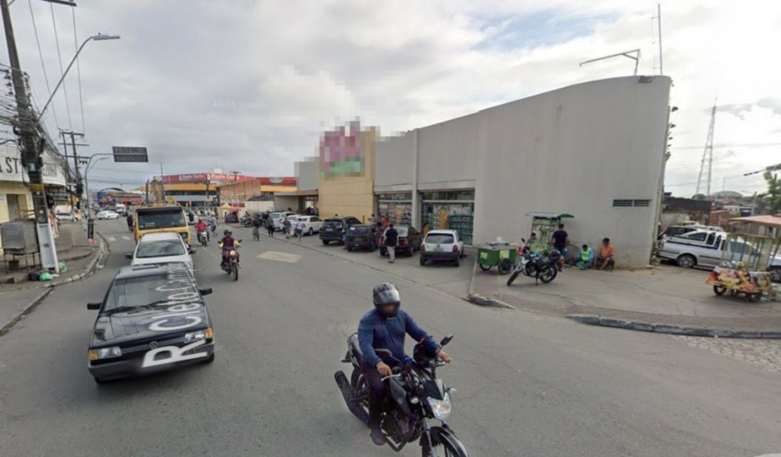 Jovem é baleado em tentativa de homicídio no Jacintinho e se abriga em supermercado para escapar