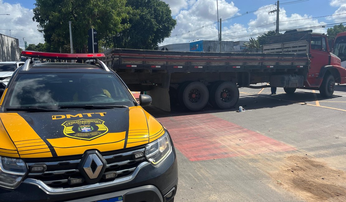 Motociclista preso às ferragens de caminhão teria furado sinal, diz DMTT