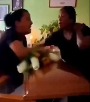 Mulheres descobrem que namoravam mesmo homem e brigam sobre caixão