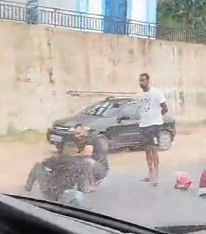 Colisão entre moto e carro deixa trânsito lento em Guaxuma