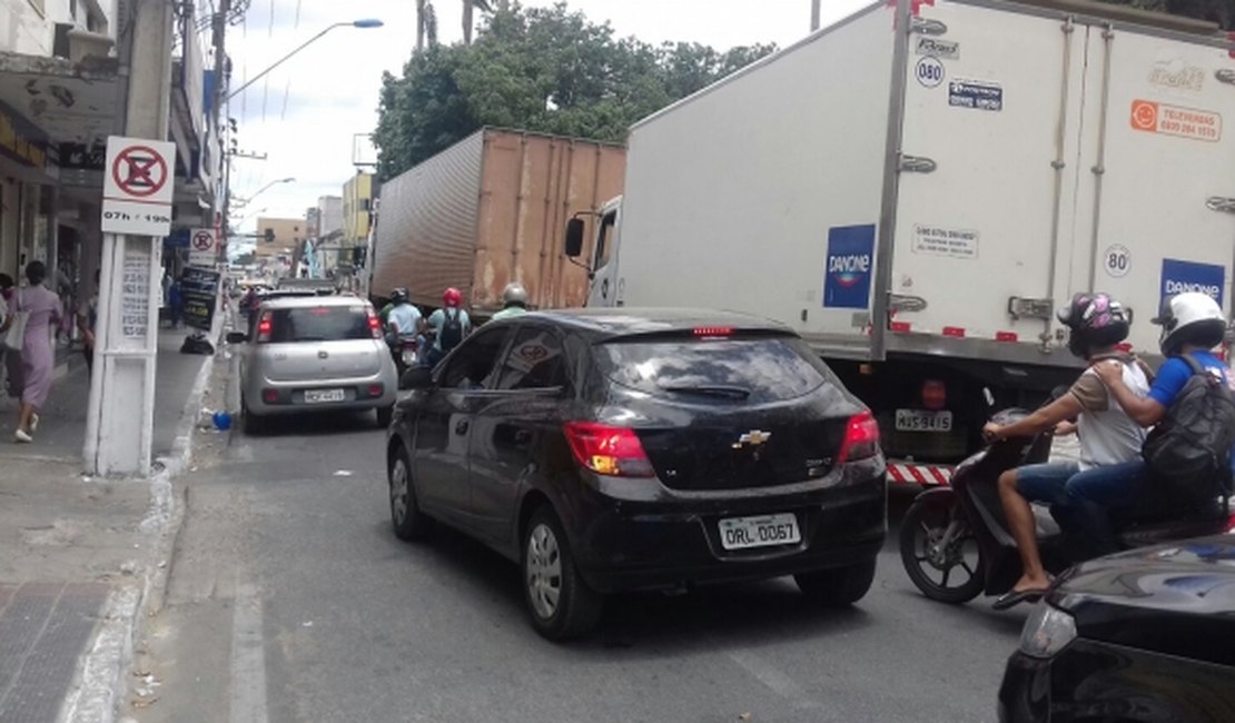 Colisão deixa o trânsito lento no centro de Arapiraca