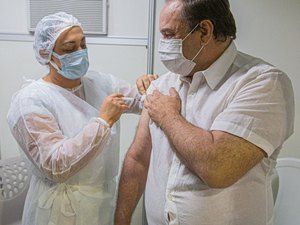 Prefeito Luciano Barbosa toma vacina, defende a Ciência e elogia profissionais de saúde em Arapiraca