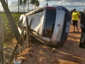 Veículo capota e deixa pai e filho feridos