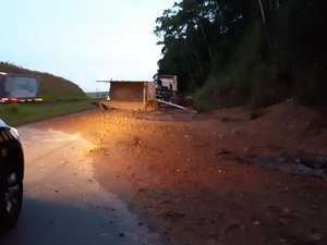 Carreta carregada com areia tomba e deixa trânsito lento na BR-101