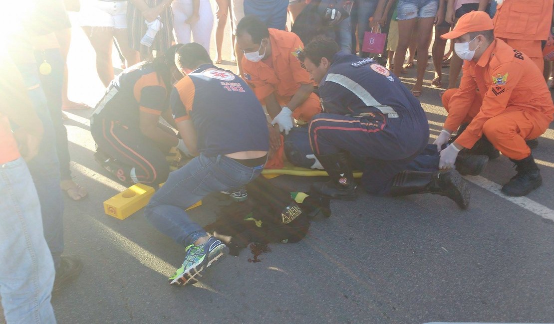 Motociclista colide com carro em rodovia e acaba arremessado após impacto