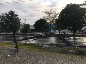 Motorista derruba poste na Avenida Durval de Góes Monteiro, em Maceió