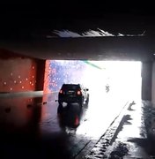 [Vídeo] Viaduto chama atenção pela infiltração de chuva e deterioração da estrutura