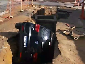 Carro cai em buraco de obra no cruzamento do Cambuci, parte alta da capital