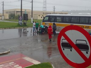 Mototaxista fica ferido após colisão com ônibus escolar na BR-104, em Murici