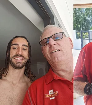 Carteiro posa com medalha da Copa do Mundo após fazer entrega a Cucurella