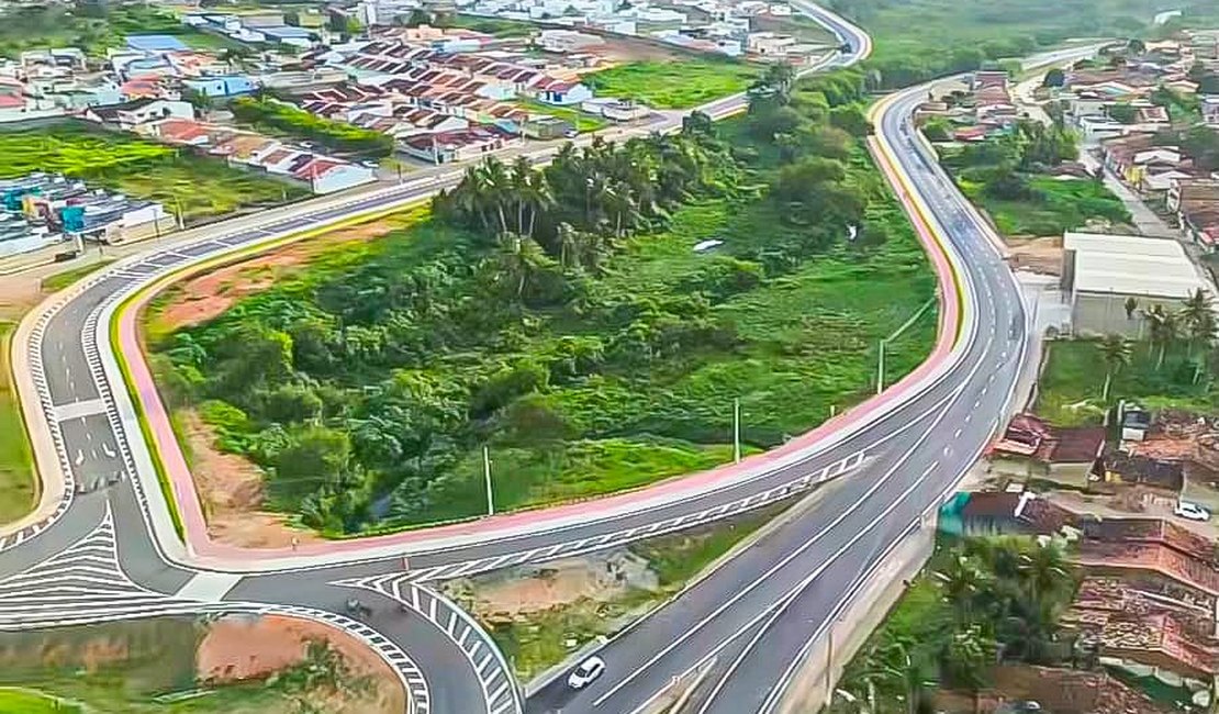 Obra da Marginal do Piauí recebe moderna sinalização termoplástica em Arapiraca
