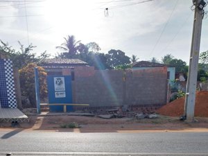 Comunidade da Baixa da Onça fica sem ponto de ônibus após estrutura ser derrubada