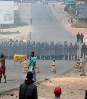 Militares venezuelanos voltam a atacar manifestantes do lado do Brasil