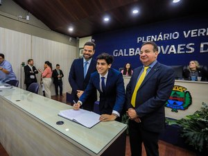 Filho de Silvania Barbosa toma posse na Câmara Municipal de Maceió
