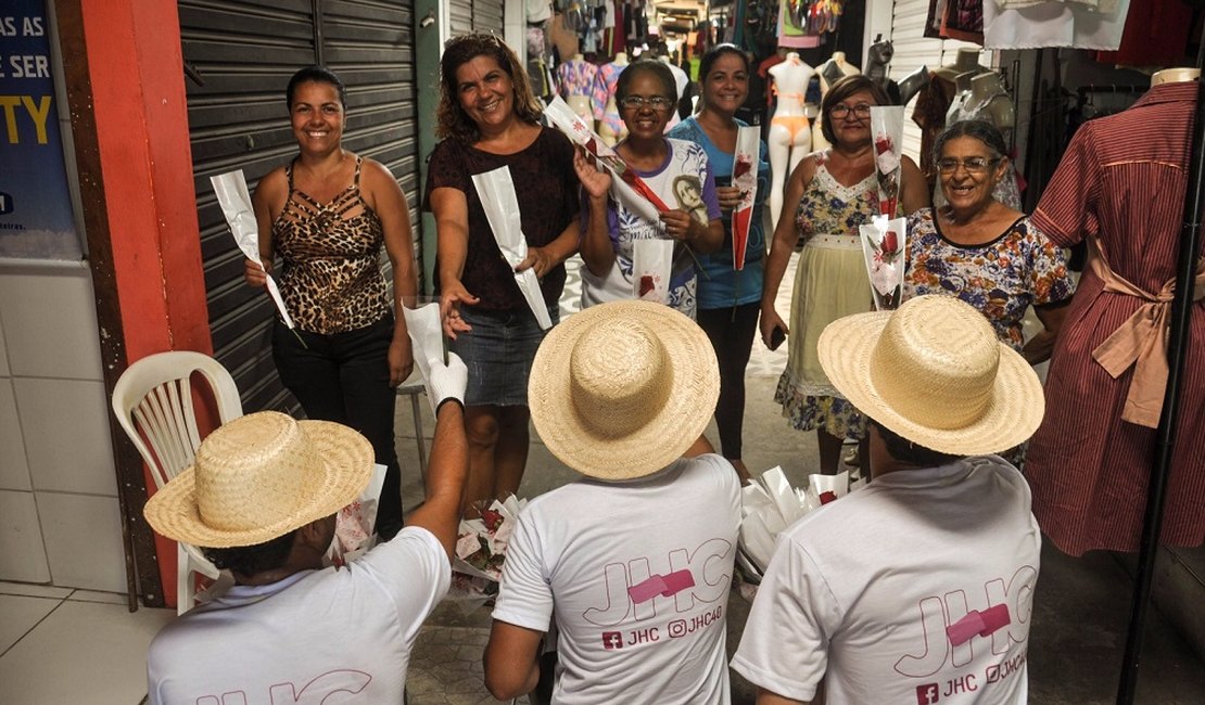 Com 2 mil Rosas, JHC faz homenagem emocionante às Mulheres de Alagoas
