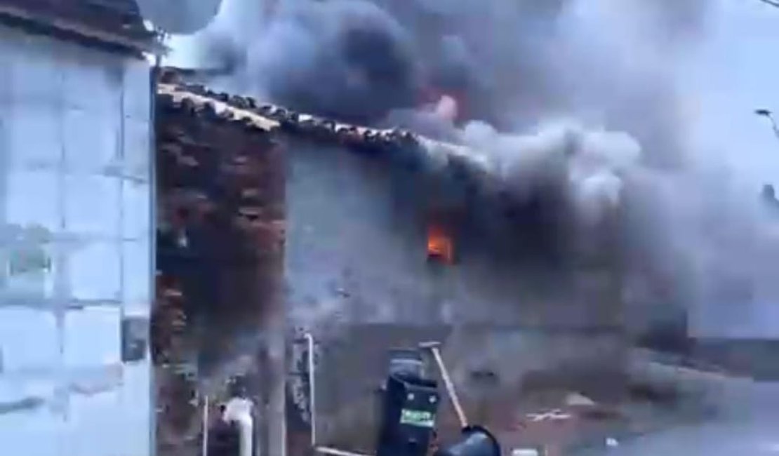 [Vídeo] Casa entra em chamas e causa prejuízos em Porto Calvo