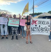 Estudantes protestam contra decisão dos ônibus não entrarem na Ufal