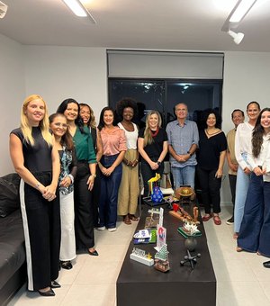 Renan Calheiros reúne lideranças femininas e reforça defesa dos direitos das mulheres