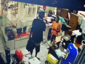 [Vídeo] Circuito de segurança flagra dupla assaltando loja no Centro de Porto Calvo