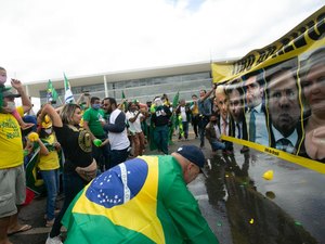 Em vídeos, Sara Winter desacata PMs e chama governador do DF de “bandido”