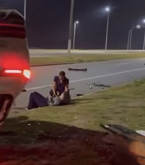 Grave acidente deixa feridos e carro virado na Av. Assis Chateaubriand, em Maceió