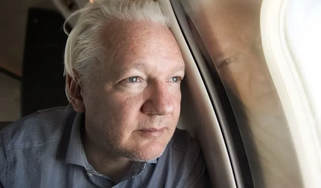 'Julian não estará seguro até pousar na Austrália', diz esposa de Assange