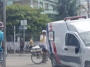 Ambulância de Cacimbinhas entra na contramão e colide com carro na Leste-Oeste