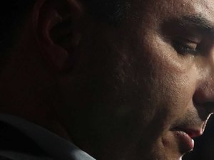 Flávio Bolsonaro descarta se afastar do mandato de senador