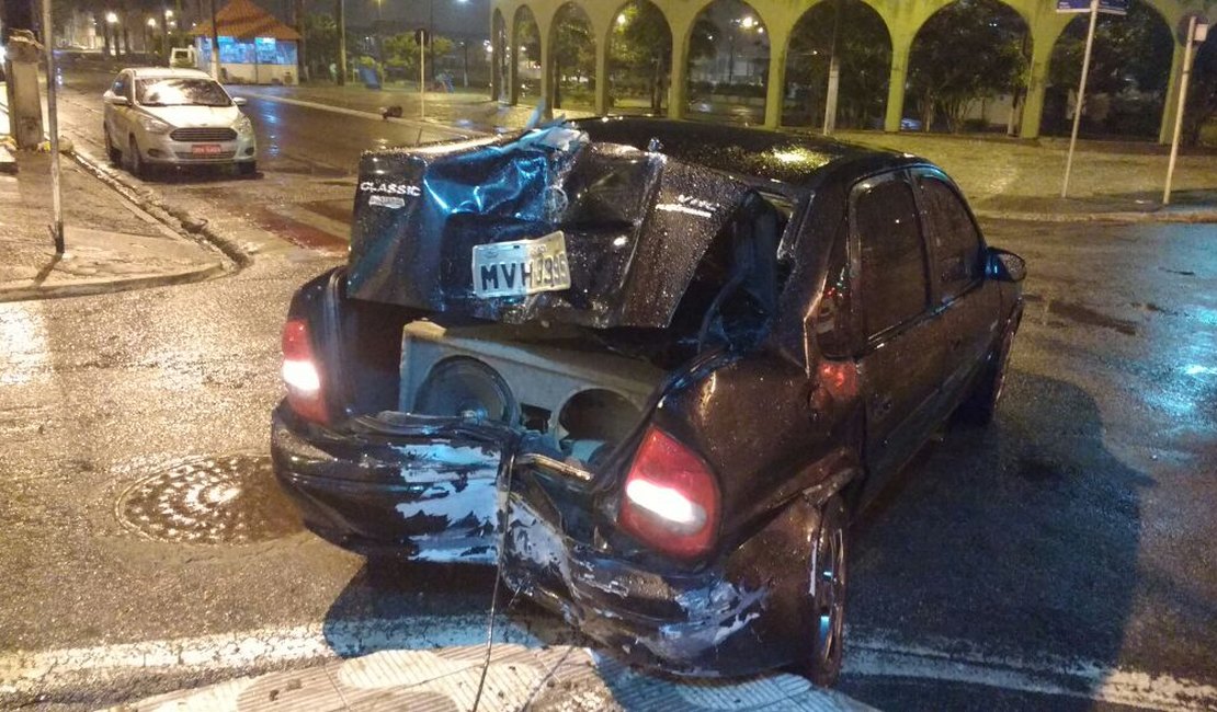 Motorista não respeita placa “pare” e provoca acidente