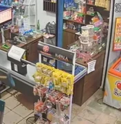 Vídeo: mulher reage a assalto e faz ladrão fugir com vassouradas