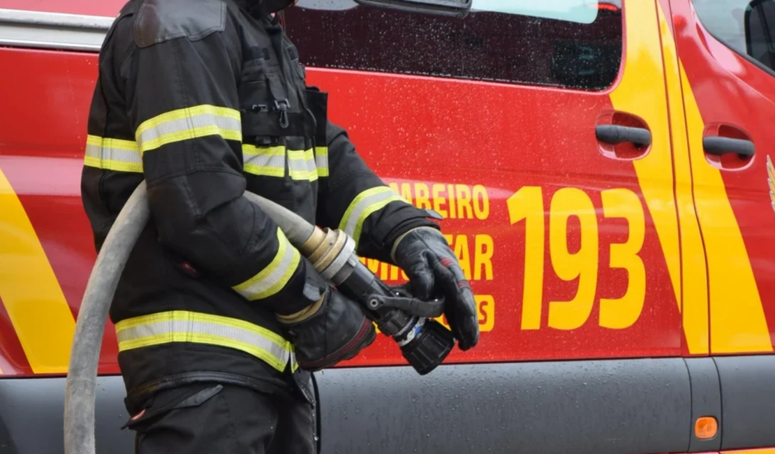 Incêndio atinge mercadinho no bairro Canafístula, em Arapiraca