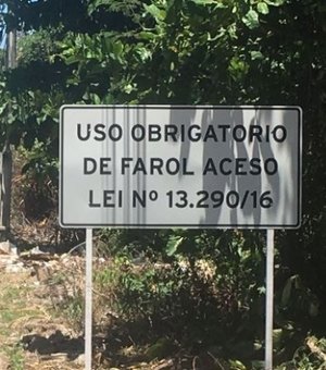 DER instala placas de alerta e retoma fiscalização da Lei do Farol Baixo