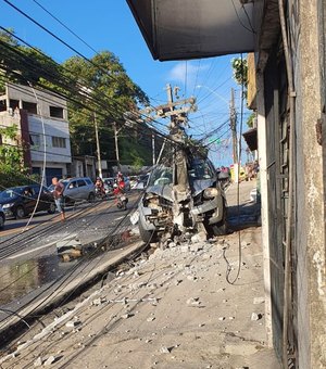 Caminhonete colide contra poste e transformador cai sobre o veículo na Av. Leste-Oeste, em Maceió