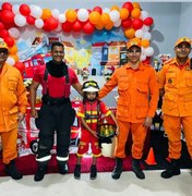 Bombeiros surpreendem garoto de 8 anos durante aniversário em Água Branca