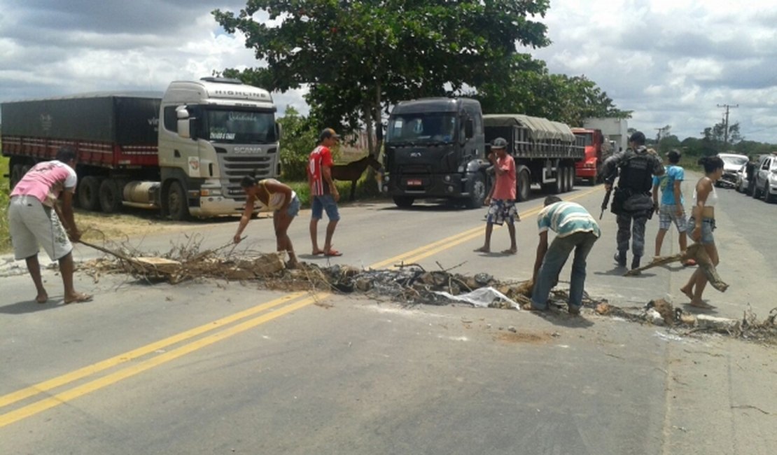 Moradores fazem protesto e interditam rodovia AL 115 , em Arapiraca