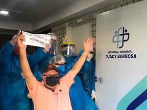 [Vídeo]Covid-19: nove pacientes do Hospital Afra Barbosa recebem alta médica