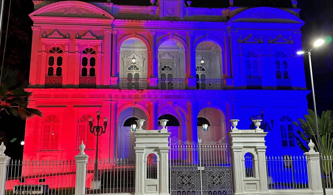 Palácio dos Martírios é iluminado nas cores das bandeiras de Alagoas e da França