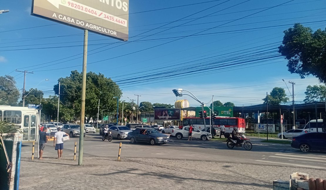 Viatura da Polícia Civil e picape colidem na Avenida Durval de Góes Monteiro