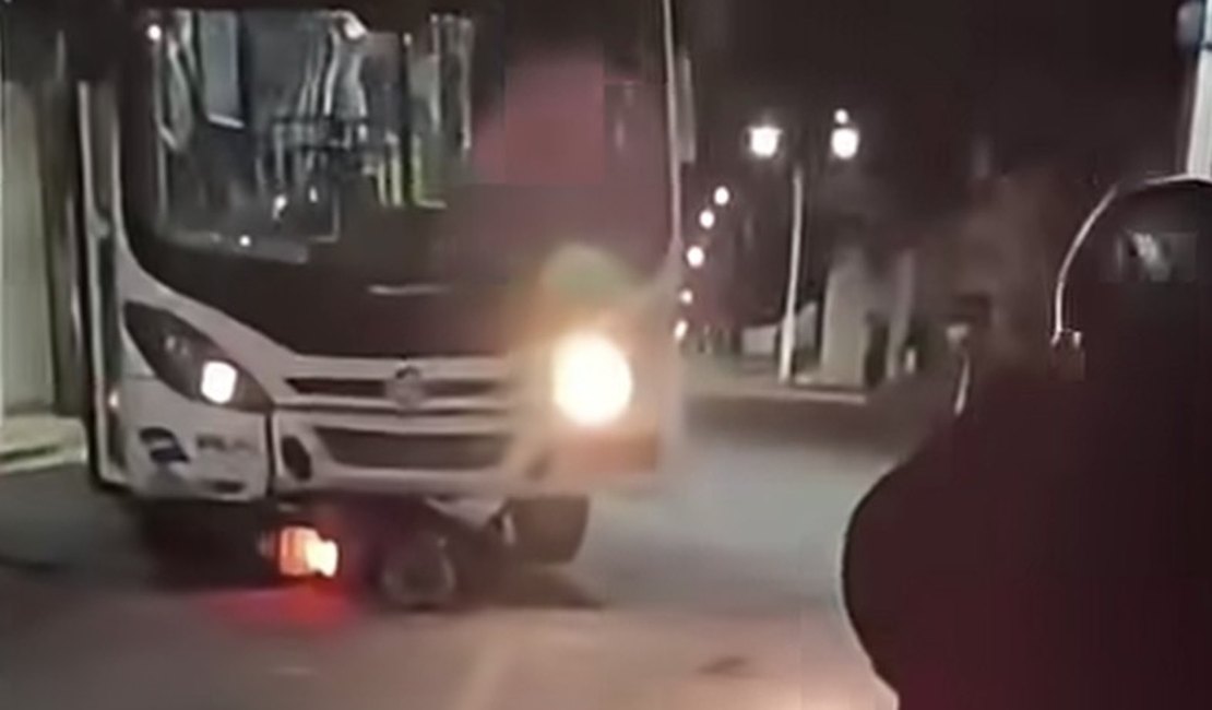 Motociclista fica gravemente ferido após colisão com ônibus em Arapiraca