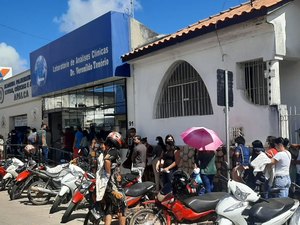 Pagamento do Auxílio Brasil gera filas em casas lotéricas e agência da Caixa em Palmeira nesta quarta (10)