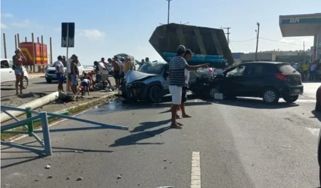 Colisão entre carros deixa três feridos e derruba poste na Praia da Avenida