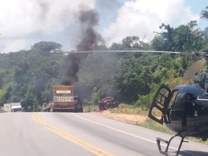 Carretas pegam fogo após colisão frontal na BR-101, em Pilar