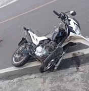 Jovem fica ferida em acidente de moto no centro de Delmiro Gouveia