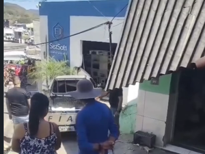 Falha nos freios faz veículo carregado de água atingir loja em Santana do Ipanema