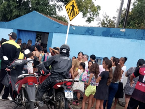 [Vídeo] Homem armado com pedaço de vidro invade escola em Arapiraca e deixa segurança ferido