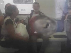 Policial agride vendedor e efetua disparo dentro de trem no Rio