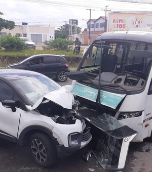 Micro-ônibus colide contra carros e motos e deixa feridos na Serraria
